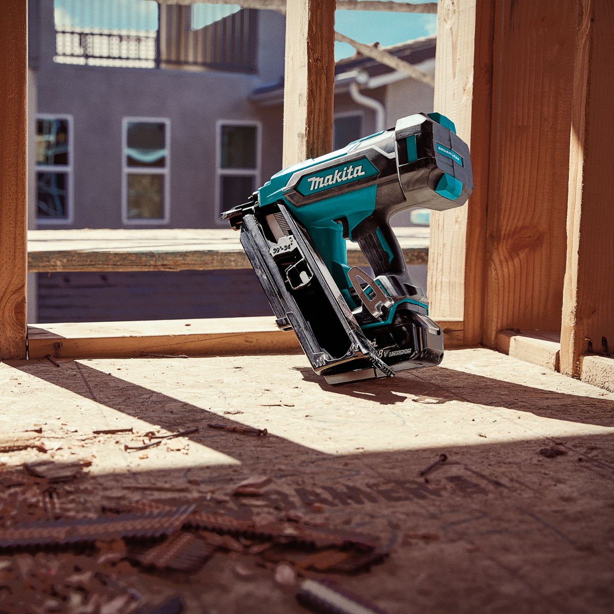 Makita XNB07M1 18V LXT Brushless 30-Degree Clipped Head Framing Nailer Kit beauty shot